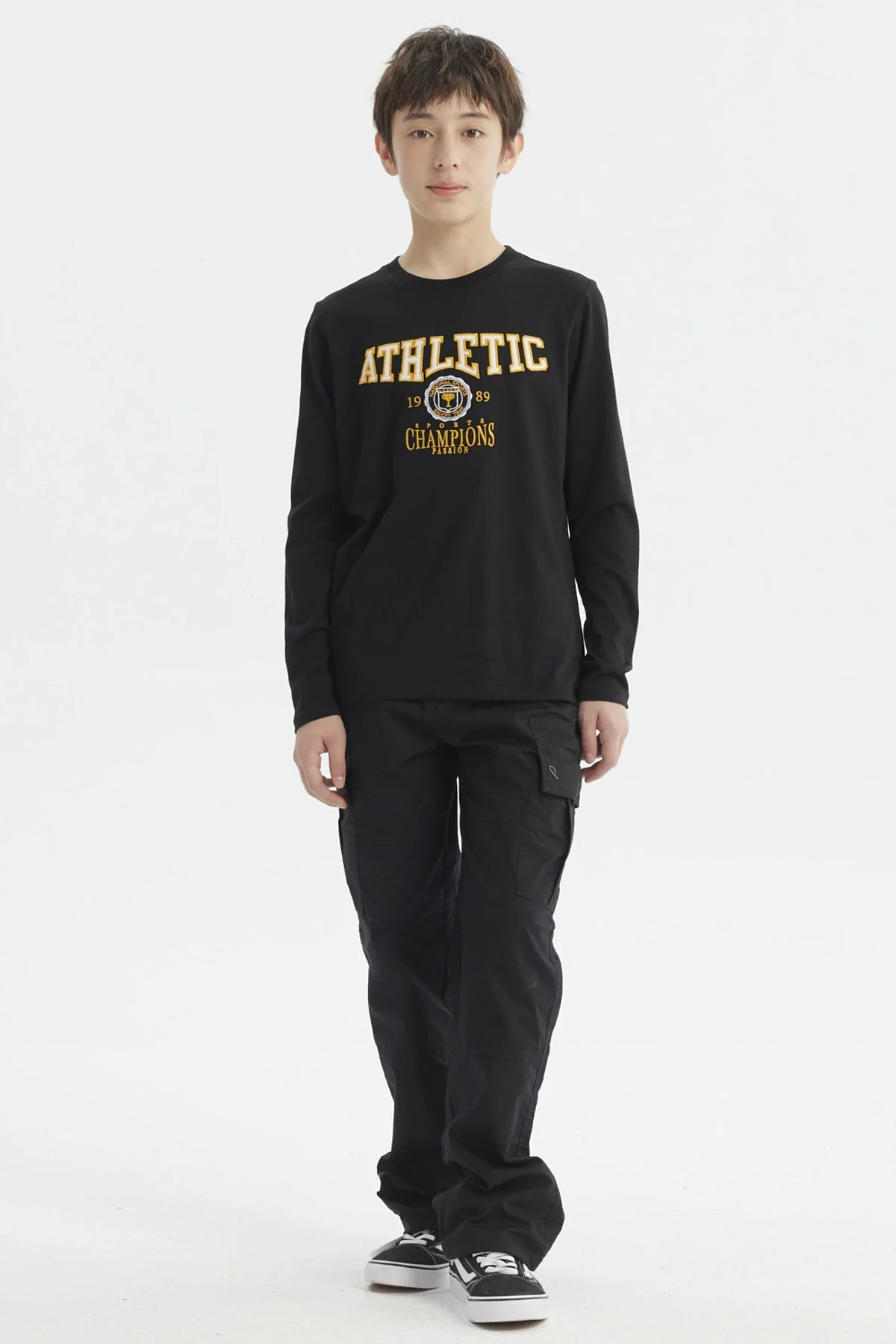 Polera Niño Print Bordado College Negro - Image 4