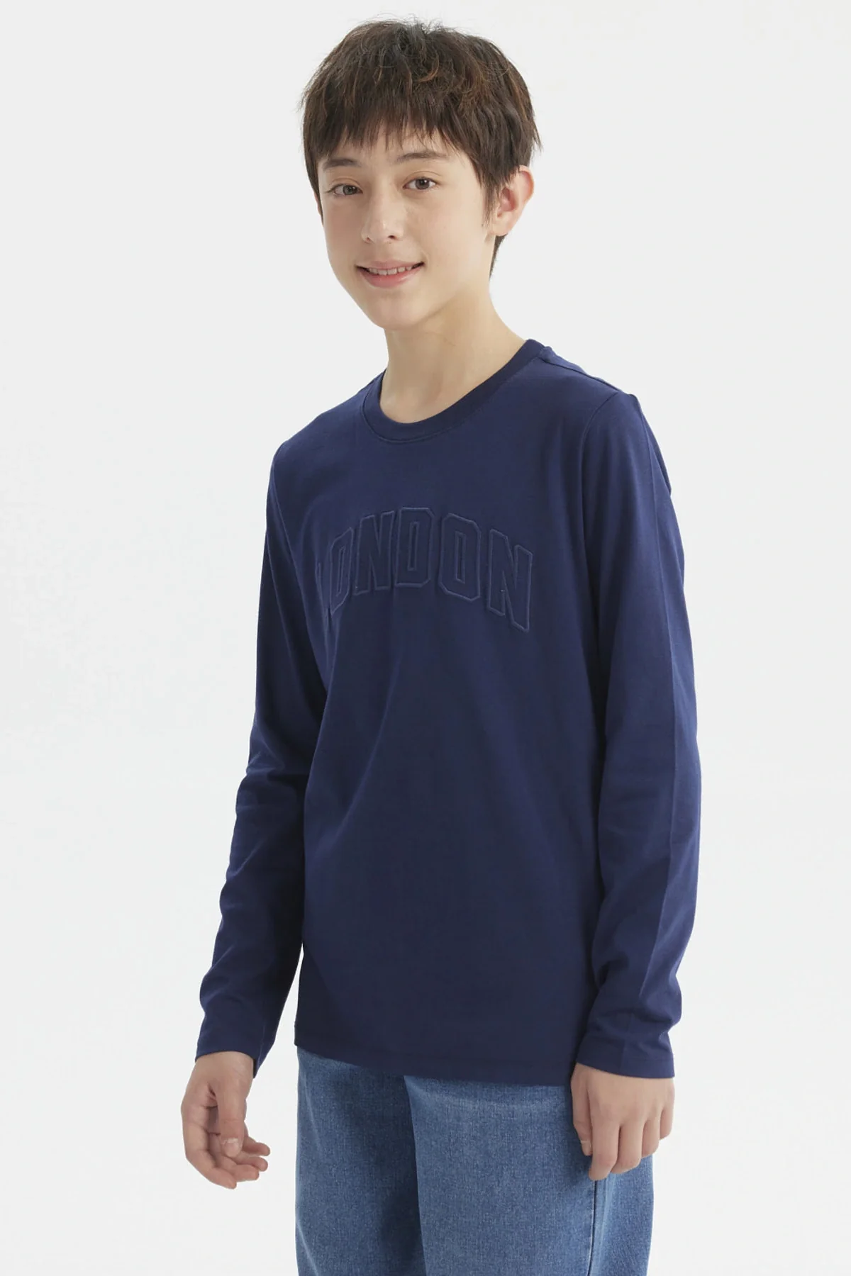 Polera Niño Print Con Relieve Azul Oscuro - Image 2