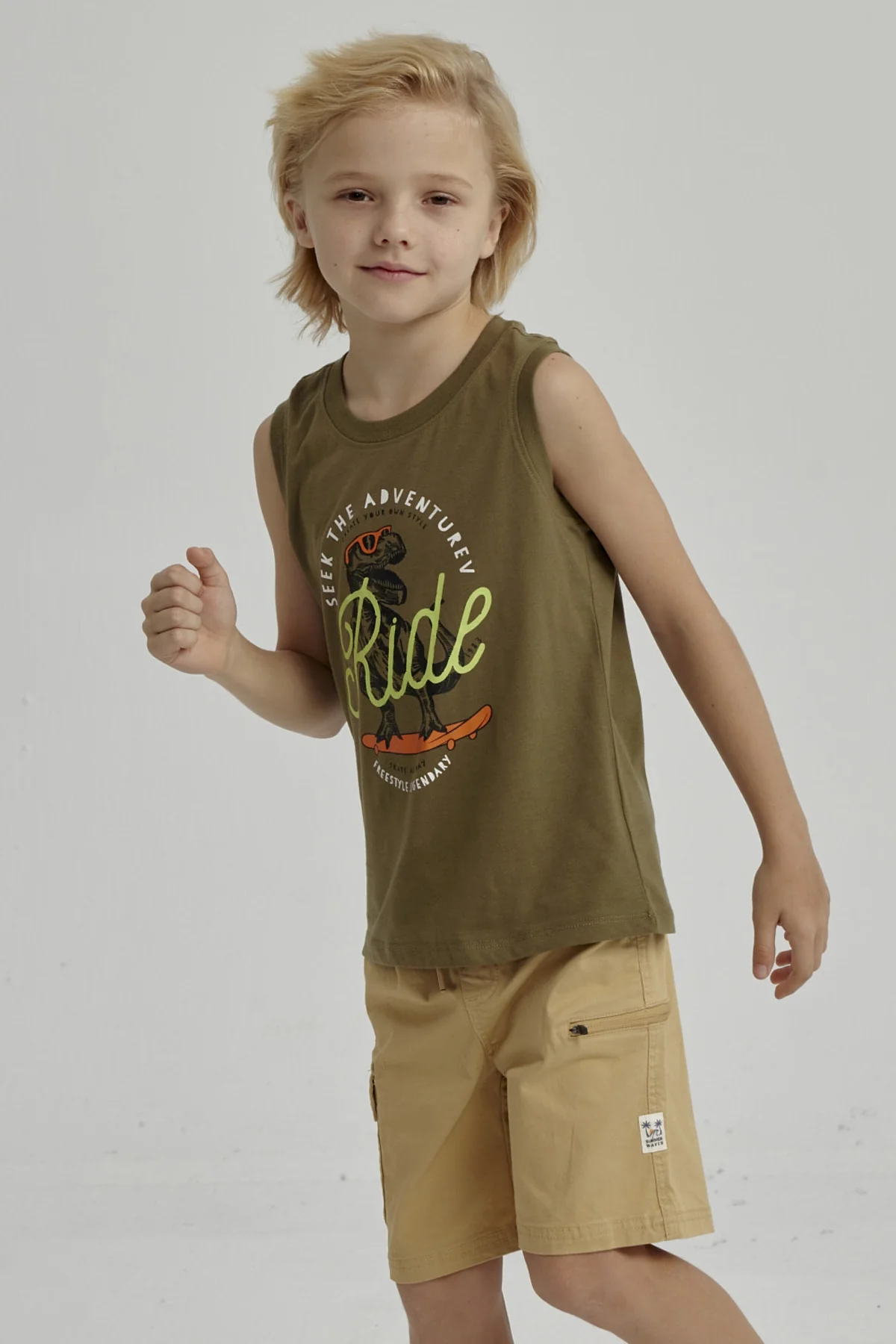 Polera Niño Print Verde Militar - Image 2