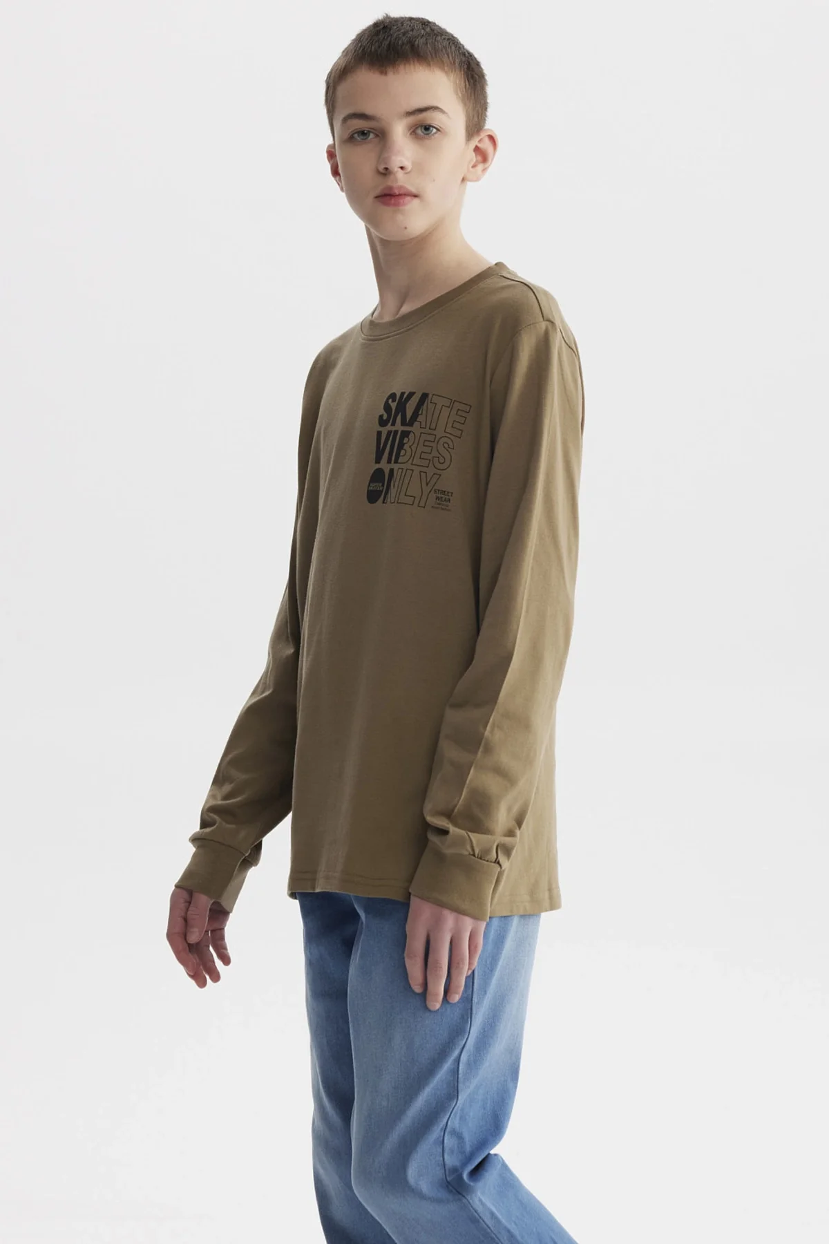 Polera Niño Teen Print Con Puño Verde Militar - Image 2