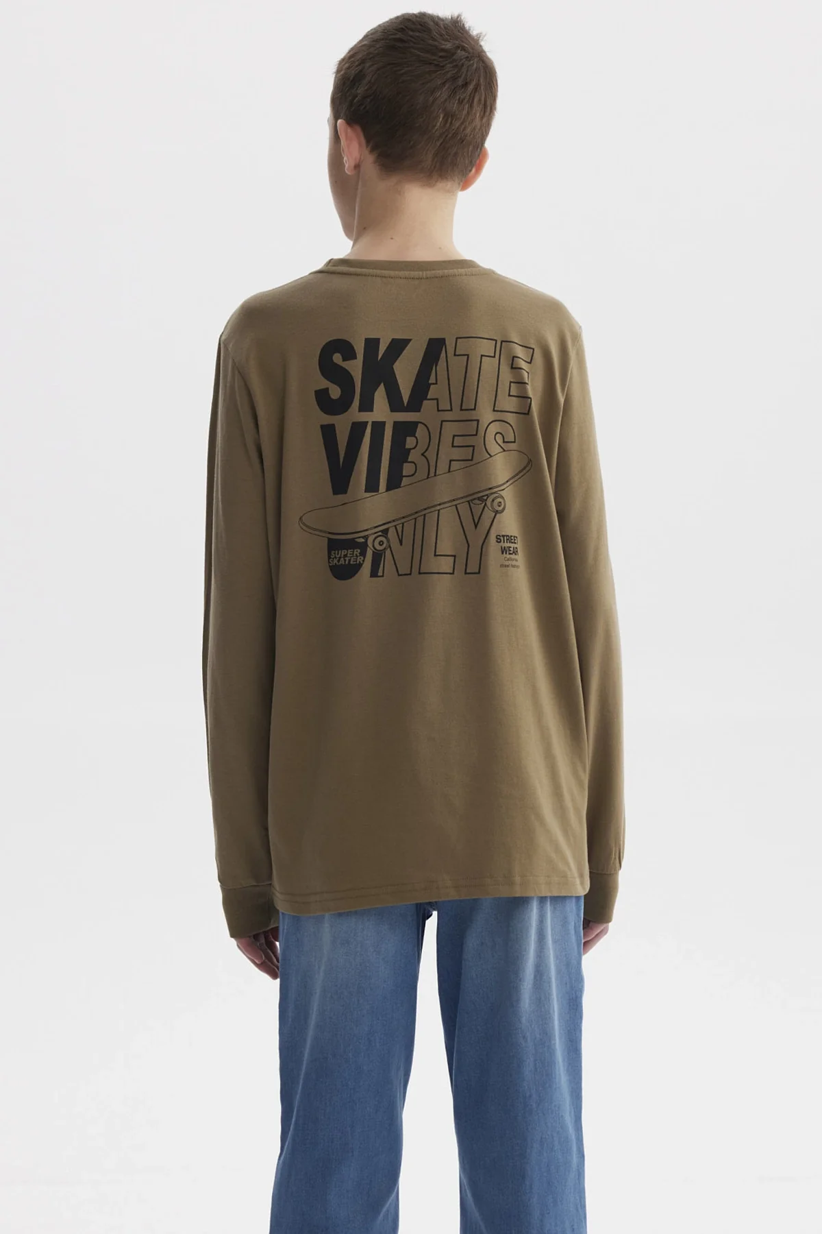 Polera Niño Teen Print Con Puño Verde Militar - Image 3