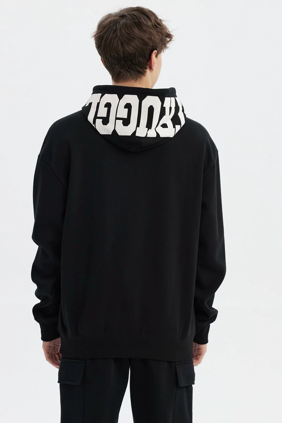 Polerón Hombre Slim Con Gorro Negro - Image 3