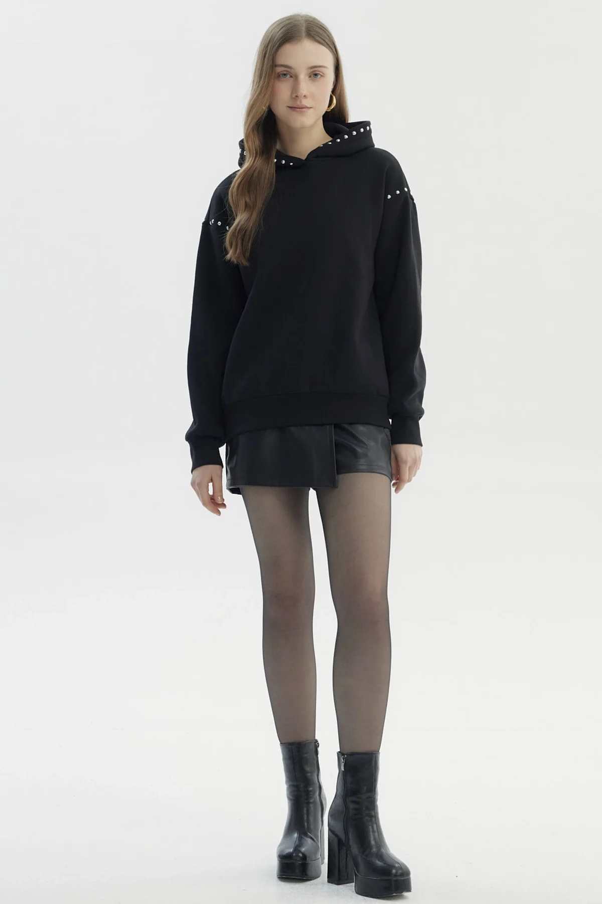 Polerón Mujer Con Gorro Aplicación Negro - Image 4