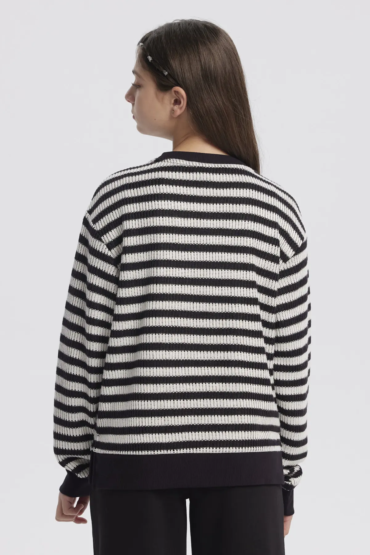 Polerón Niña Cuello Redondo Negro - Image 3