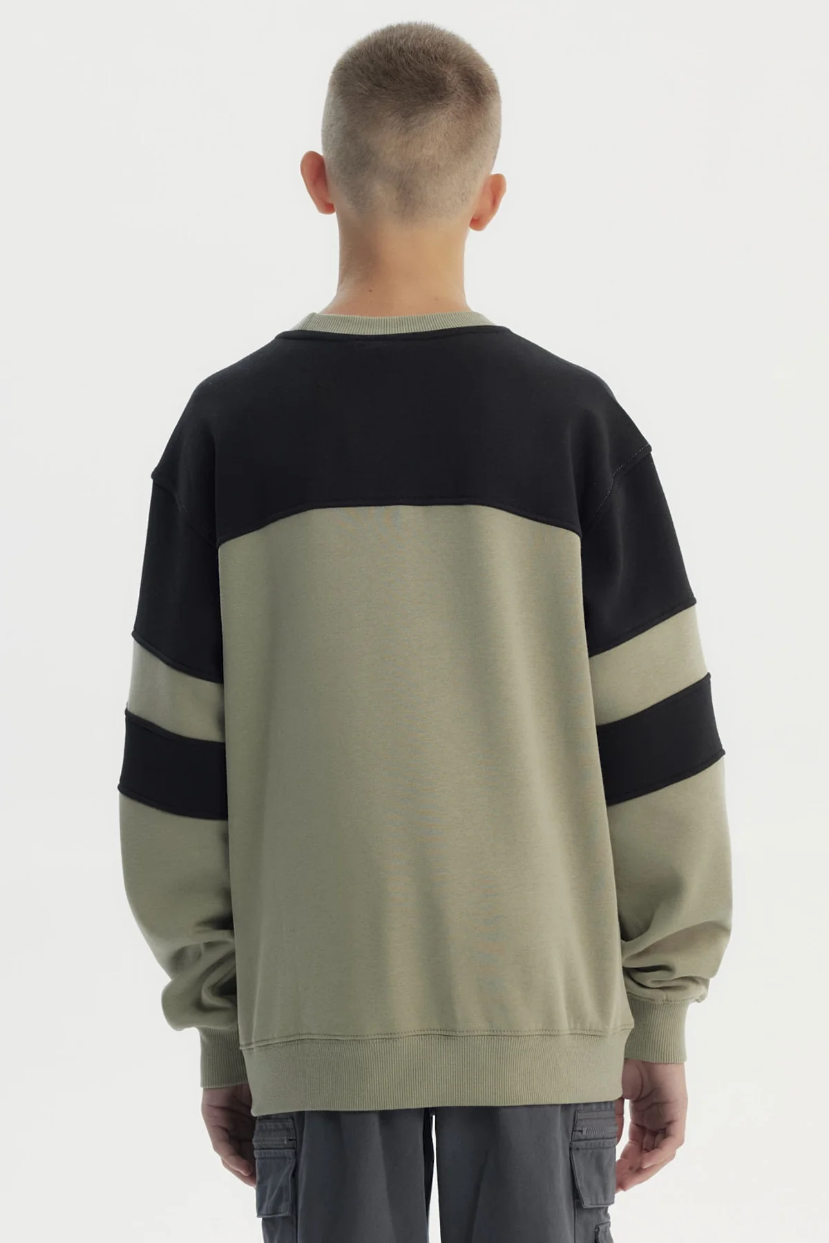 Polerón Niño Ancho Cuello Redondo Verde Militar - Image 3