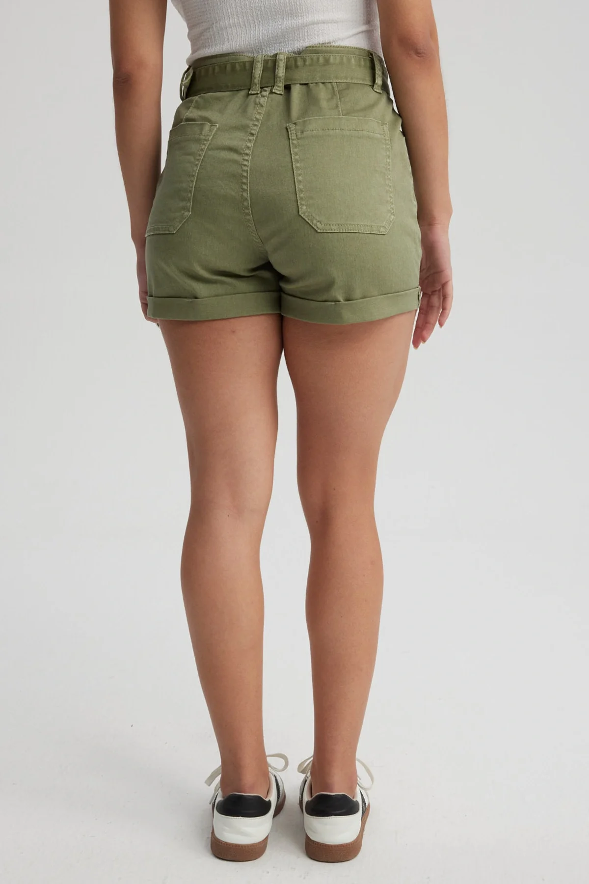 Short Mujer Mom Tiro Alto Bolsillo Diagonal Verde Militar - Image 3