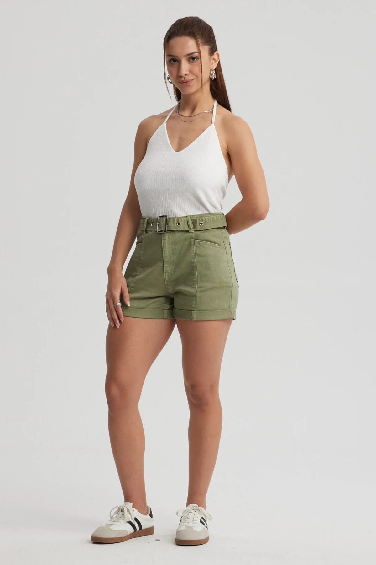 Short Mujer Mom Tiro Alto Bolsillo Diagonal Verde Militar - Image 4