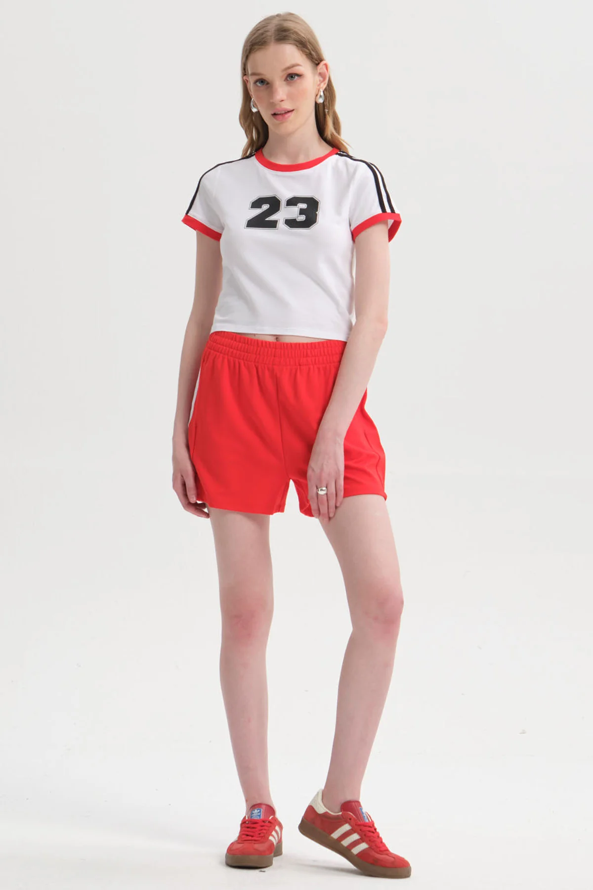 Short Mujer Raya Costado Rojo - Image 4